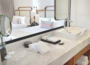 1 bedroom, WiFi, bed sheets - Luxury King Infinity Suite (can upgrade) w/Hot Tub & Ocean View at Cabo Corazon. (Cabo San Lucas)