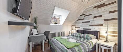 2 habitaciones, escritorio, tabla de planchar con plancha y wifi gratis