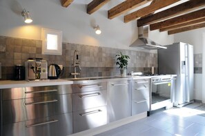 Fridge, microwave, oven, stovetop - Gîte *** Le Pressoir 8 p near Beauval Zoo and the Loire Castles (Saint-Georges-sur-Cher)