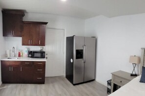 Refrigerador, microondas, cafetera y tetera y tostadora