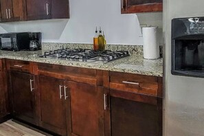 Køleskab, mikrobølgeovn, ovn, kogeplade