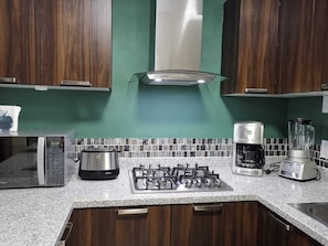 Geladeira, micro-ondas, cafeteira/chaleira, torradeira