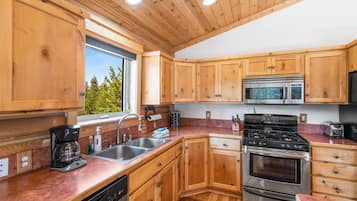 Cabin | Private kitchen | Full-sized fridge, microwave, oven, stovetop