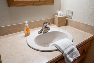 Cabin | Bathroom | Combined shower/tub, hair dryer, towels, soap