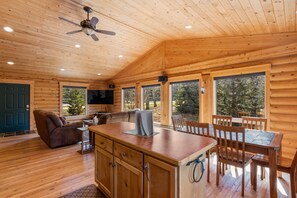 เคบิน | บริเวณนั่งเล่น | ทีวีจอพลาสมา 42 นิ้ว พร้อมช่องดาวเทียม, ทีวี, เตาผิง