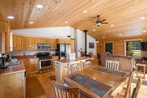 Cabin | Private kitchen | Full-sized fridge, microwave, oven, stovetop - Lazy Fox (West Yellowstone)