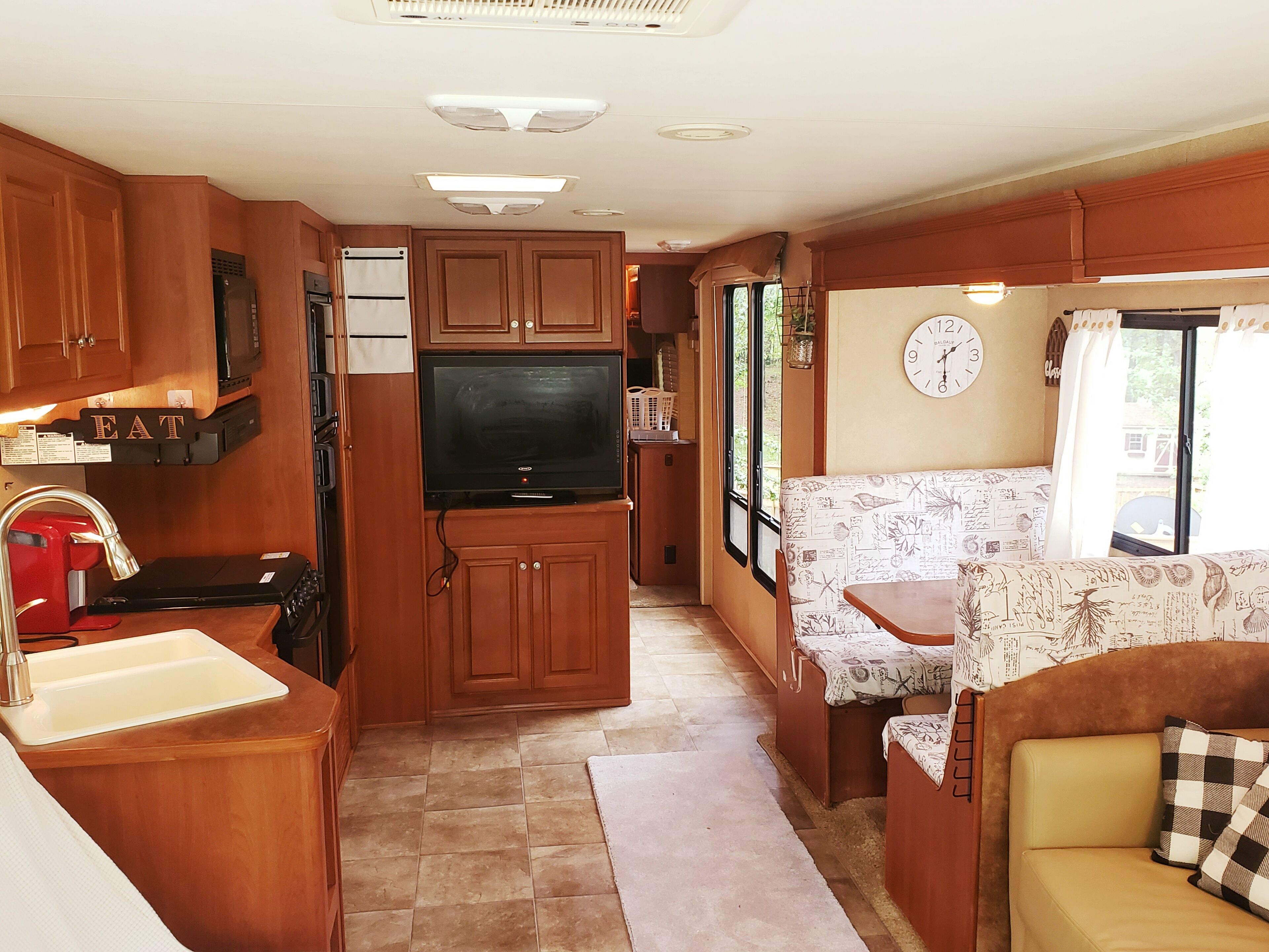 Sumerduck Farmhouse style RV * firepit * countryside 