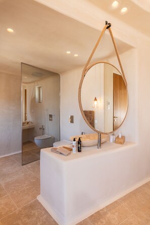 Ensemble douche/baignoire, sĂšche-cheveux, serviettes fournies, savon