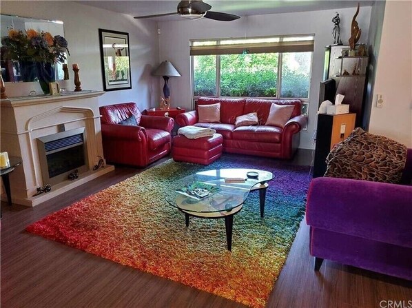 Smart TV, fireplace - Colorful Warm Weather Jewel House 10,000 sq ft lot. (Menifee)