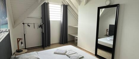 Iron/ironing board, bed sheets