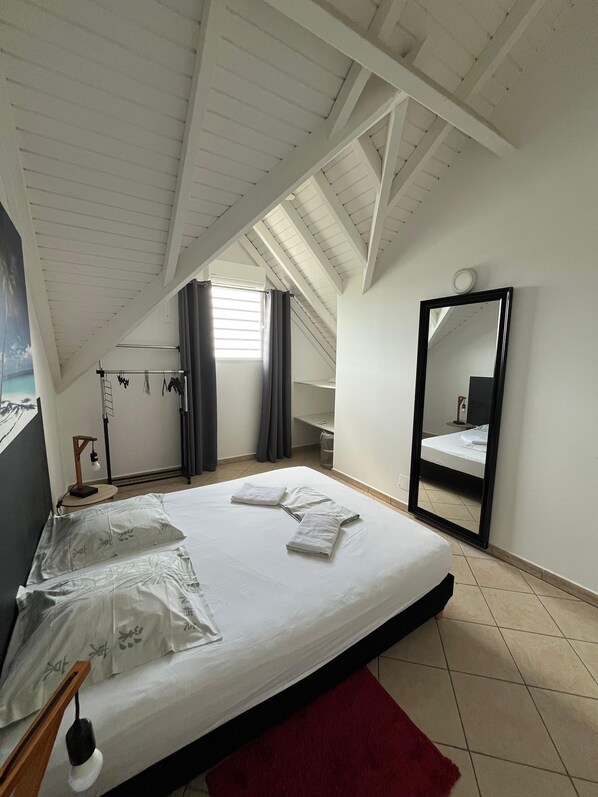 Strykjärn/strykbräda och sängkläder