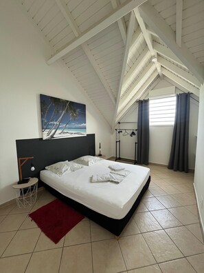 Strykjärn/strykbräda och sängkläder