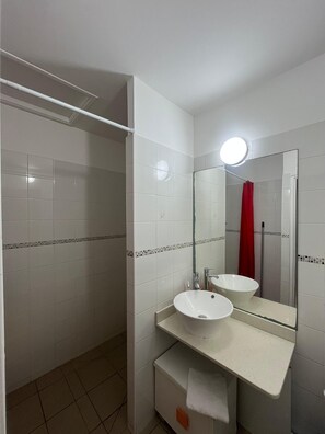 Dusch, handdukar, tvål och toalettpapper