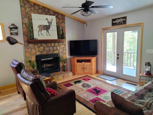 Beary’s Den where Chic meets Country in this Cozy Cabin