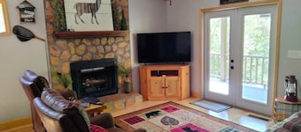 Beary’s Den where Chic meets Country in this Cozy Cabin