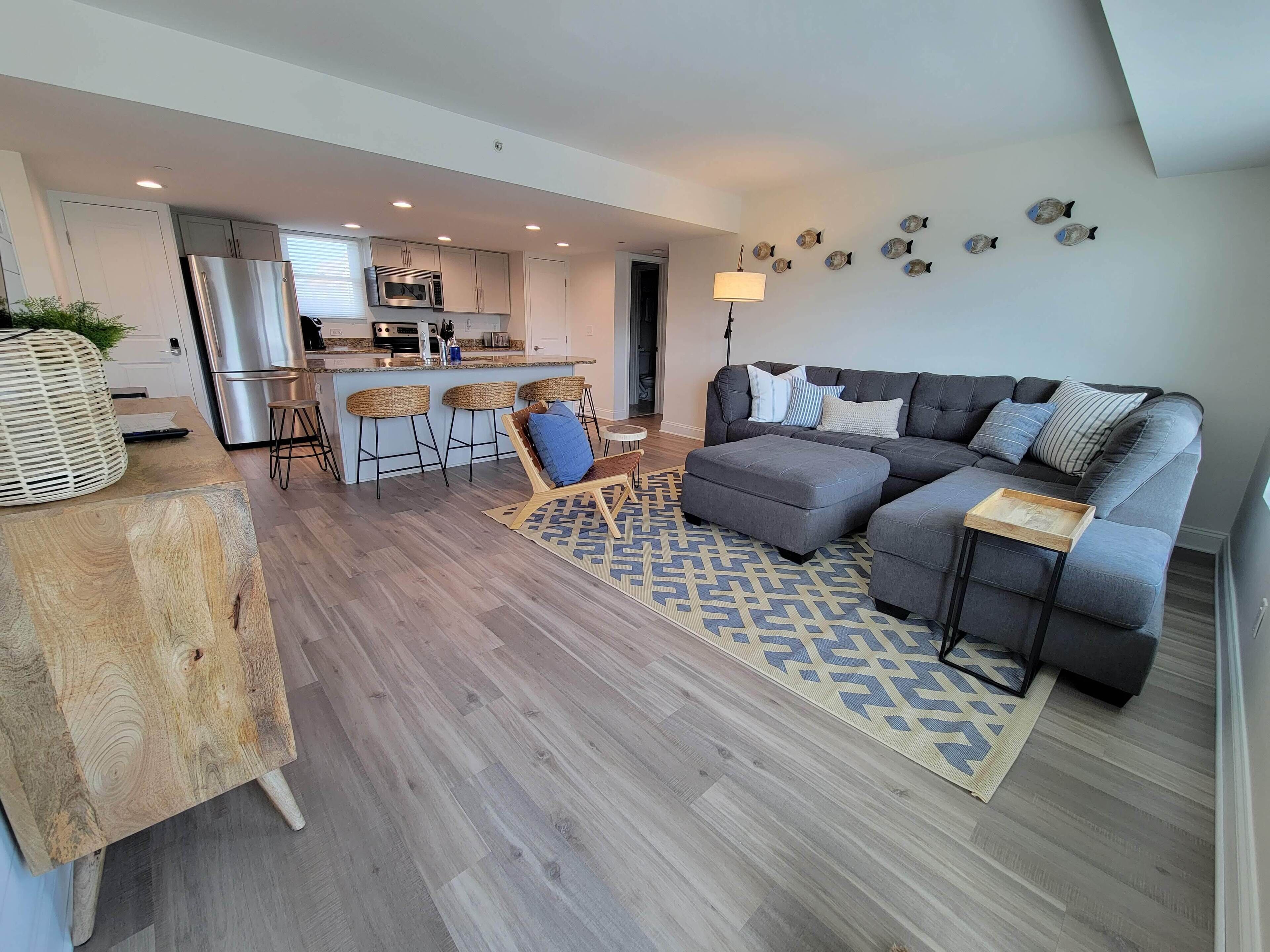 Newly Renovated Modern 2 Bed/2 Bath Condo w/ Pool 1 Block to Beach