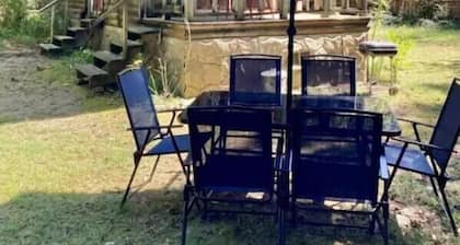 Adorable tiny house, private, wooded view, stream, edge of national forest, near Wolf Pen