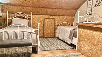 4 bedrooms, desk, travel crib