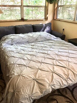 4 bedrooms, desk, travel cot