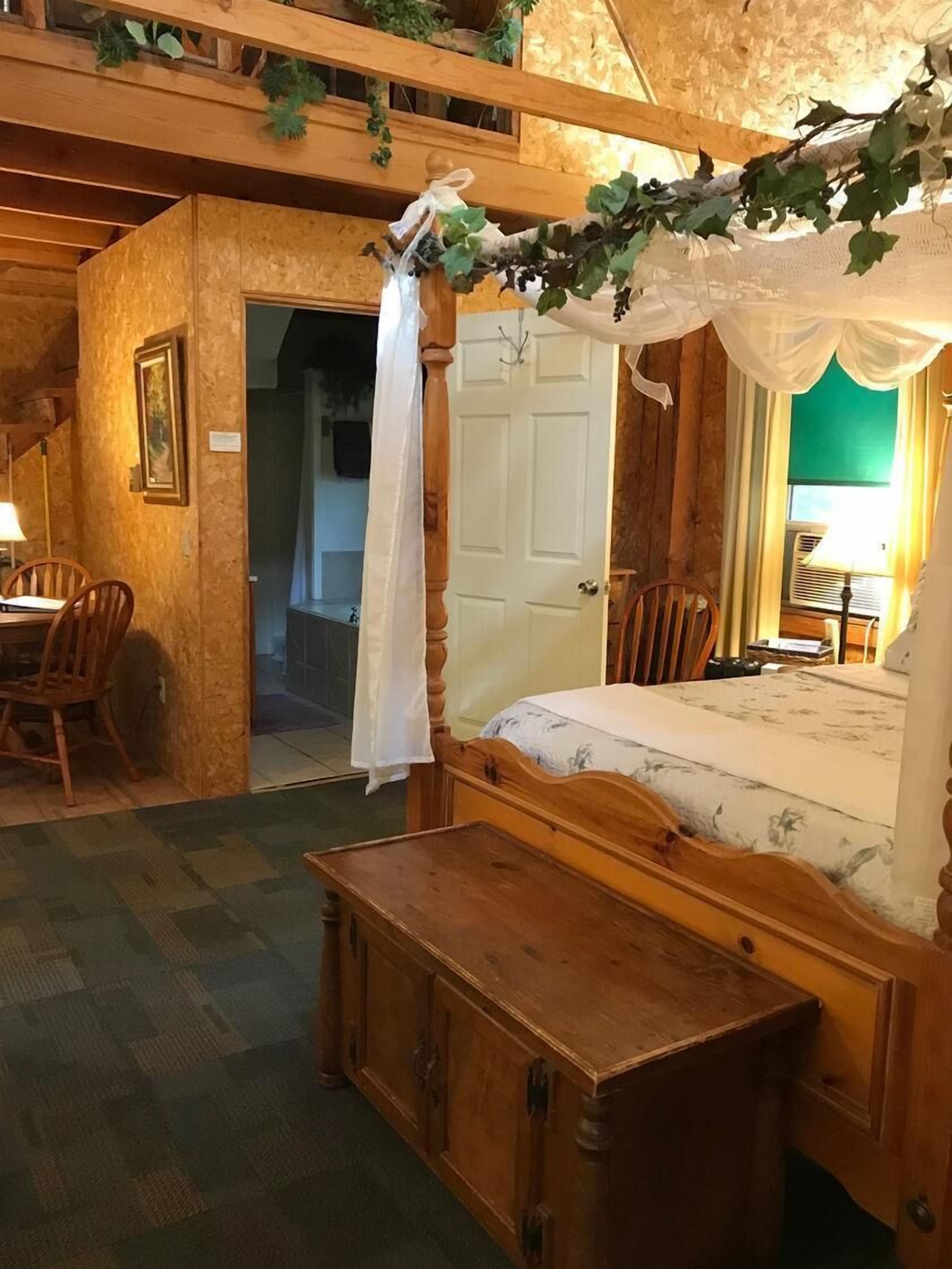 4 bedrooms, desk, travel crib