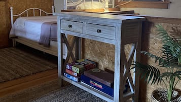4 Schlafzimmer, Schreibtisch, Reisekinderbett