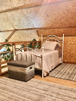 4 bedrooms, desk, travel cot