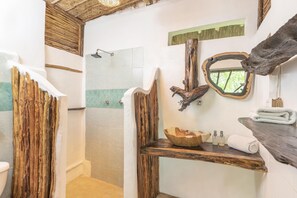 Quadruple Room | Bathroom | Shower, towels - Yaxchen Tulum Cabañas & Cenote (Tulum)