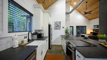 Een koelkast, een magnetron, een oven, een kookplaat