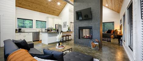 Een smart-tv, een open haard en boeken