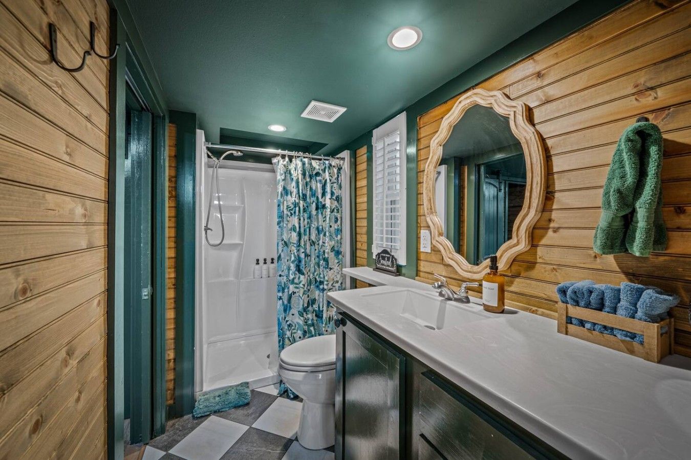 Ein Badezimmer mit Dusche, Toilette und Waschbecken.