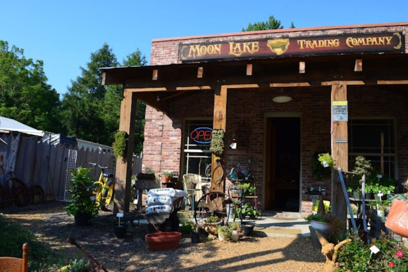 Un edificio de ladrillo con un letrero que dice 'Moon Lake Trading Company'.