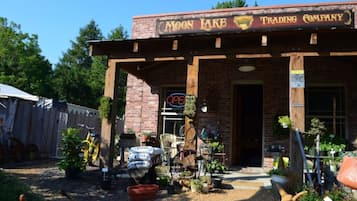 Un edificio de ladrillo con un letrero que dice 'Moon Lake Trading Company'.
