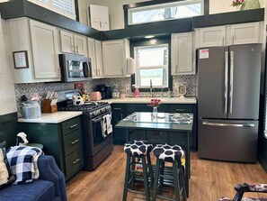 Fridge, microwave, oven, stovetop - Sunrise, Mountain & Farm View | Heated Tub/Pool (Mentone)