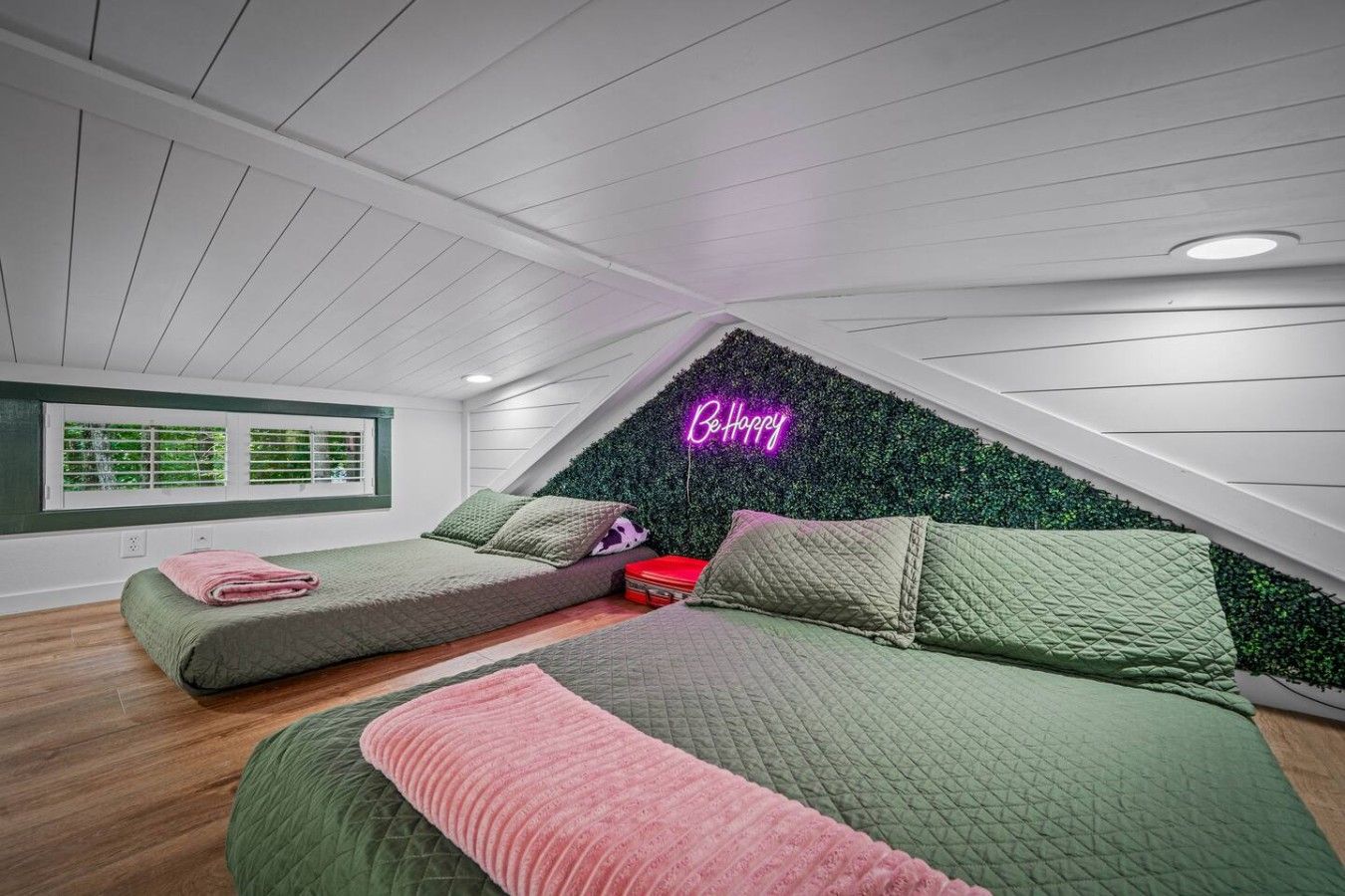 2 bedrooms, desk, WiFi (free), bed sheets