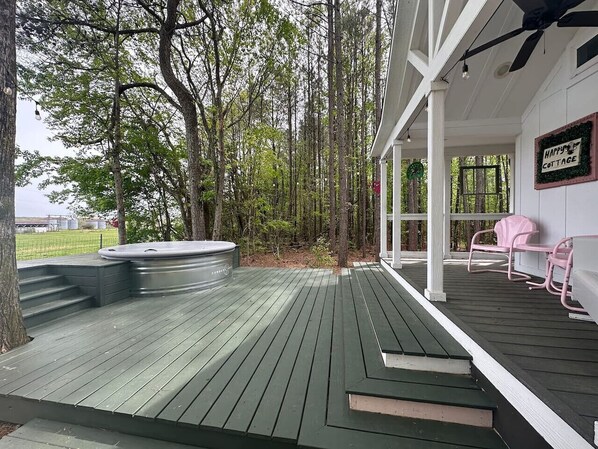 Terrace/patio - Sunrise, Mountain & Farm View | Heated Tub/Pool (Mentone)