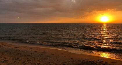 Beach house with Private Heated Pool, Jacuzzi, Firepit. Steps to beach and park.