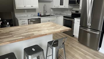 Frigorífico, microondas, horno y placa de cocina