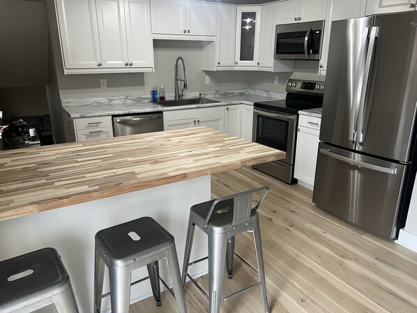 Kjøleskap, mikrobølgeovn, ovn og kokeplater