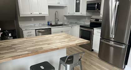 Beach house with Private Heated Pool, Jacuzzi, Firepit. Steps to beach and park.