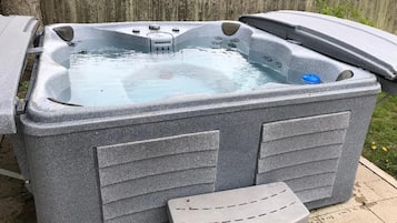 Bañera de hidromasaje al aire libre