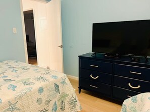 2 soverom, skrivebord, strykejern/-brett og reiseseng for barn