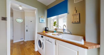 Contemporary 2 Bed Apartment With Private Garden