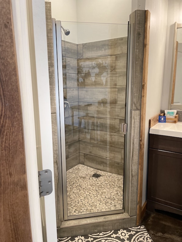 Dusche, Handtücher, Seife, Toilettenpapier