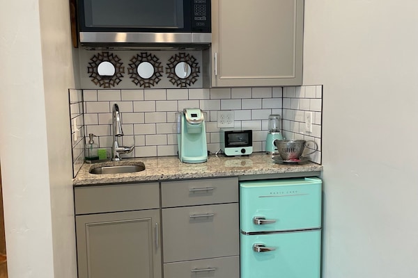 Micro-ondes, cafetiĂšre/bouilloire