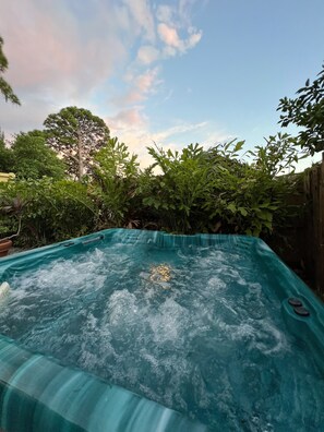 Tina de hidromasaje al aire libre