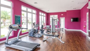 Ein Fitnessstudio mit Laufbändern, Crosstrainern und Gewichtsmaschinen.