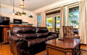 Fernseher, Kamin, Arbeitsbereiche