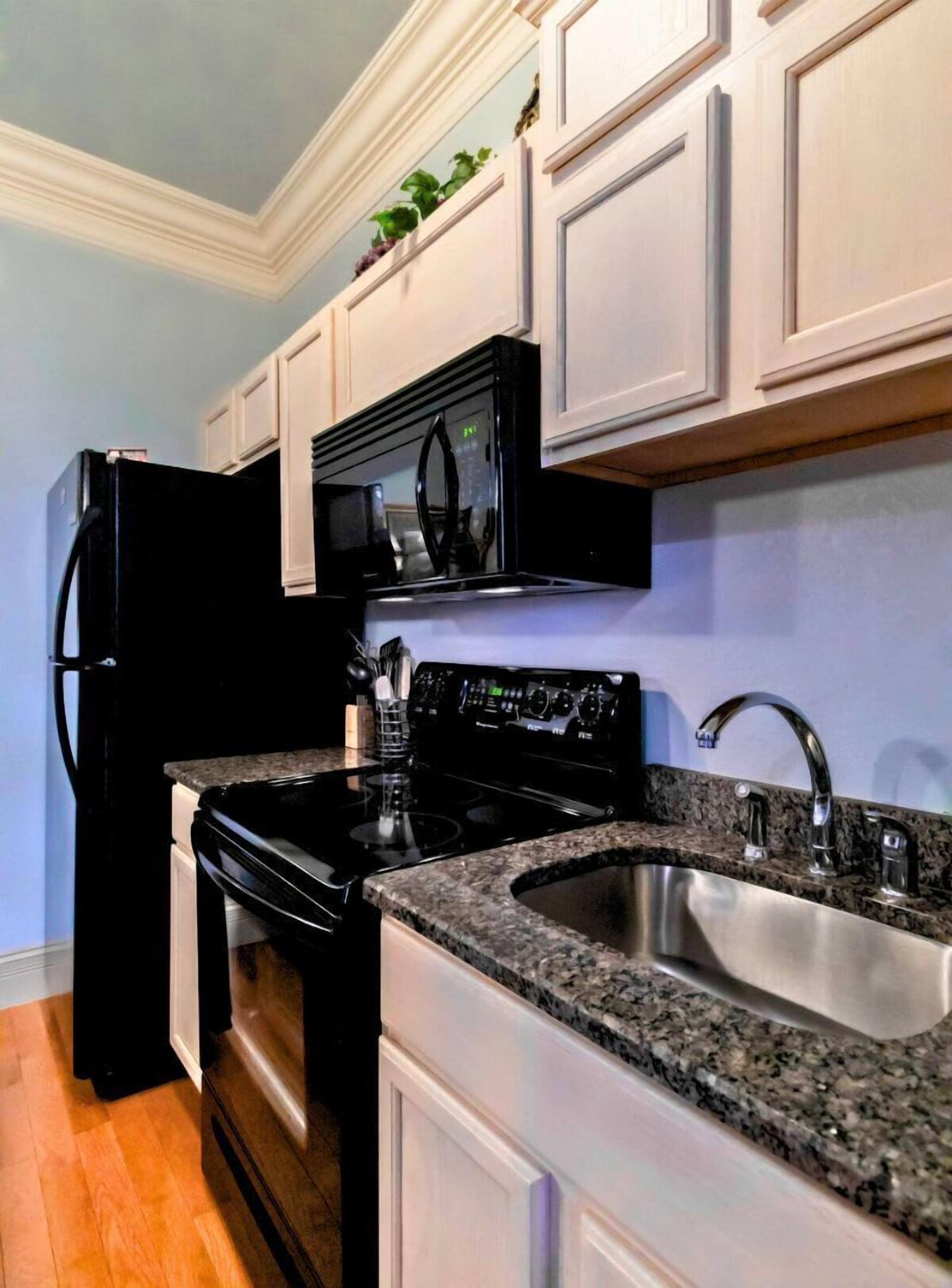 Geladeira, micro-ondas, fogão, cooktop