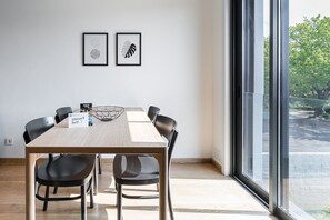 Dining - GuestReady - Poet's Modern Retreat (Porto)