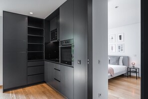 1 quarto, escrivaninha, ferros/tábuas de passar roupa, acesso à internet